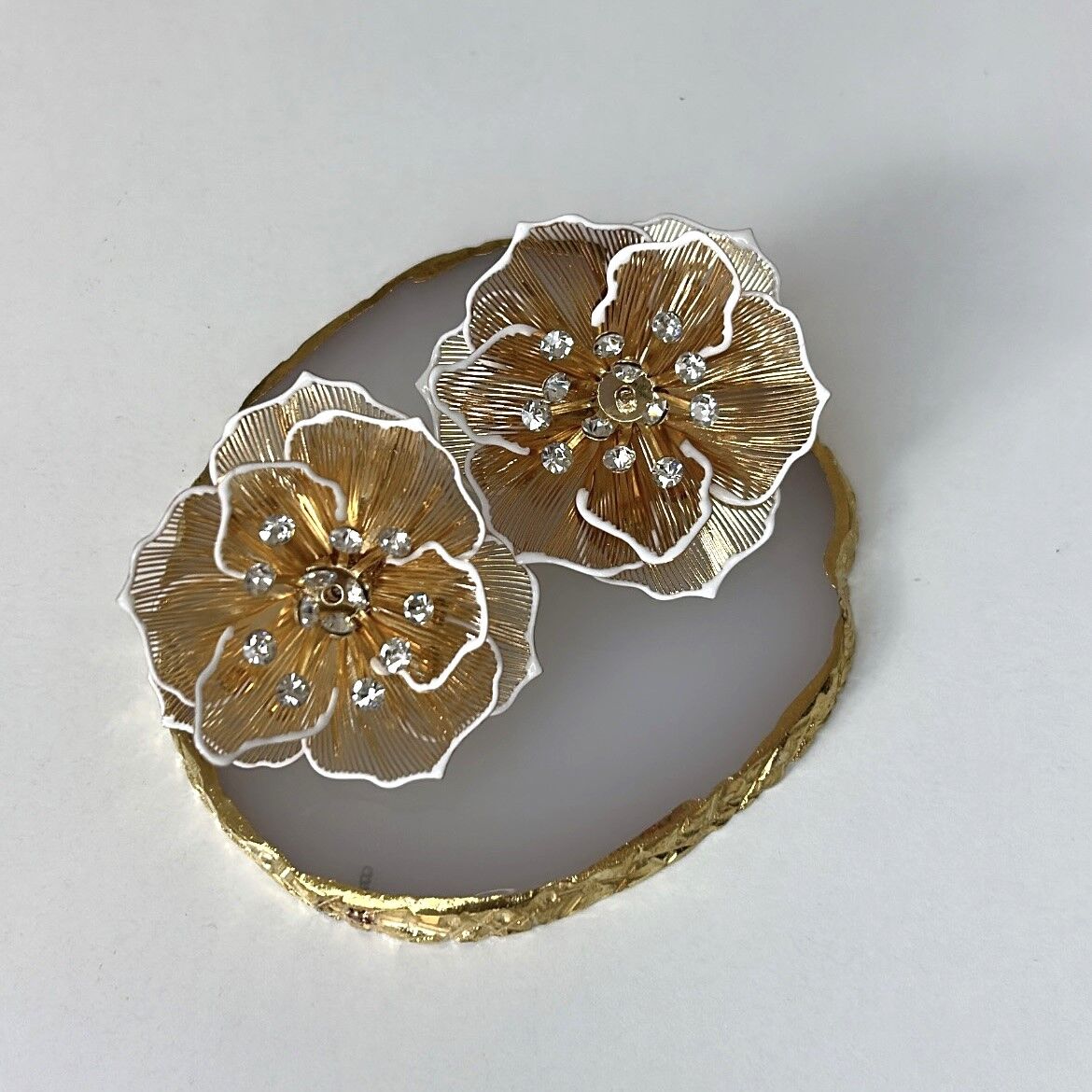 Özel Seri Taşlı Beyaz Çiçek Küpe 4 cm