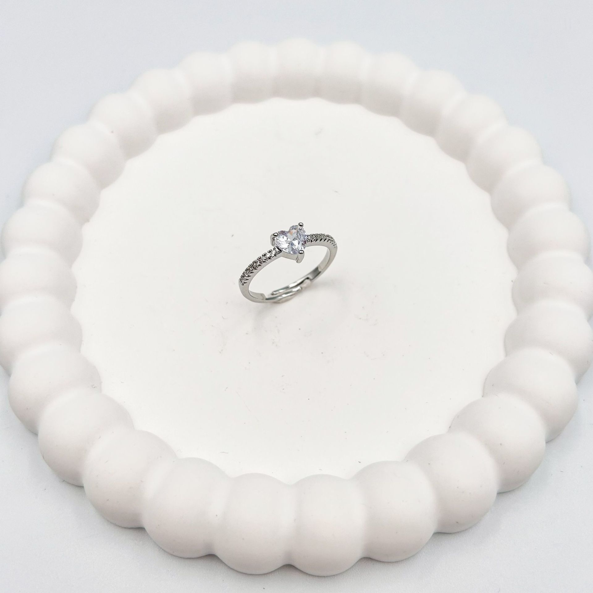 Özel Seri Zirkon Taşlı Kalpli Tektaş Yüzük (Ayarlı)