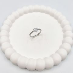 Özel Seri Zirkon Taşlı Kalpli Tektaş Yüzük (Ayarlı)