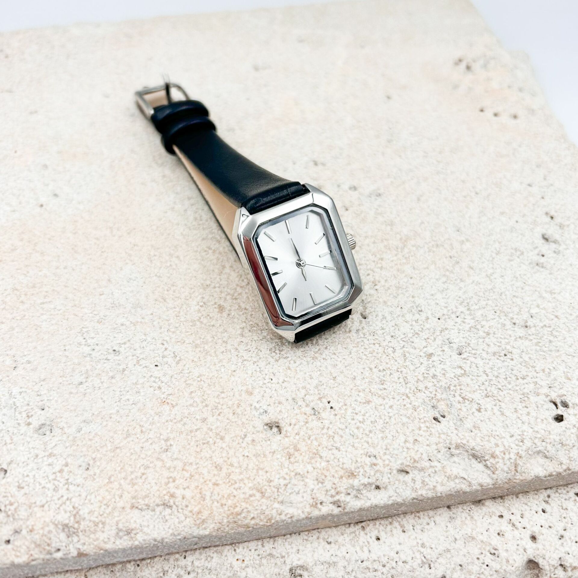 Siyah Kordonlu Köşeli Saat