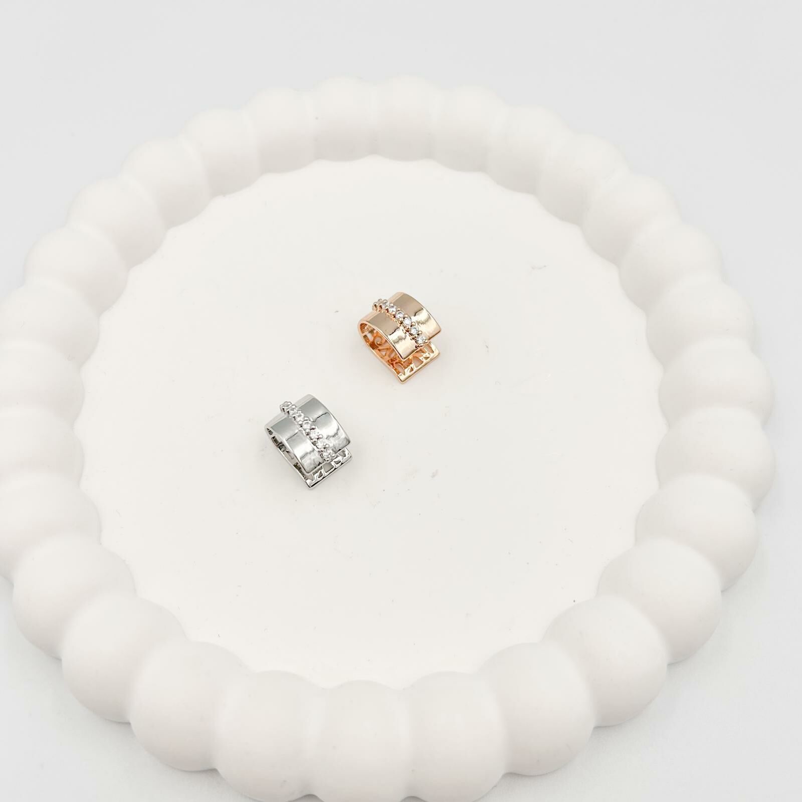 Özel Seri Taşlı Plaka Kıkırdak Küpe