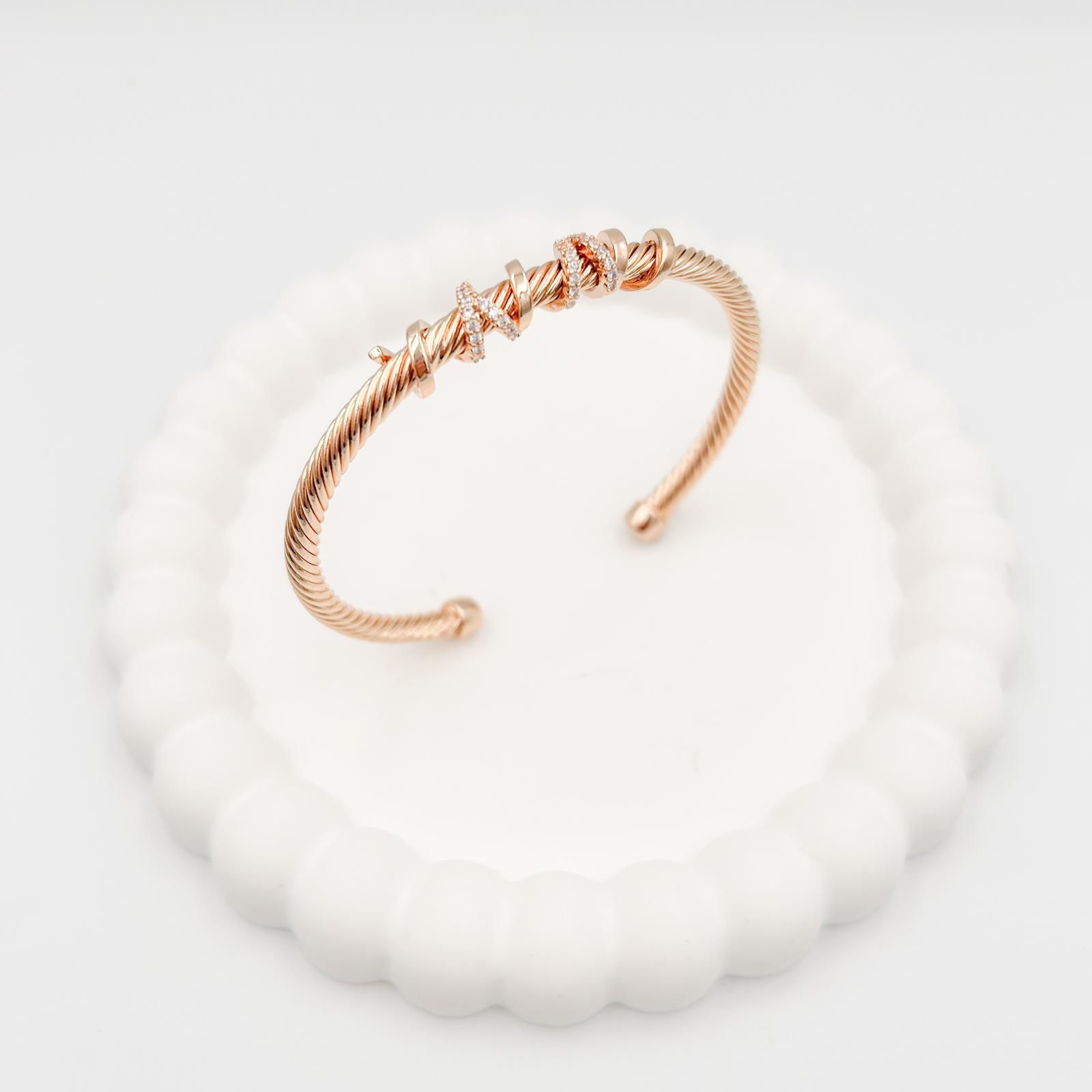 Özel Seri İthal Burgu Zirkon Taşlı Kelepçe