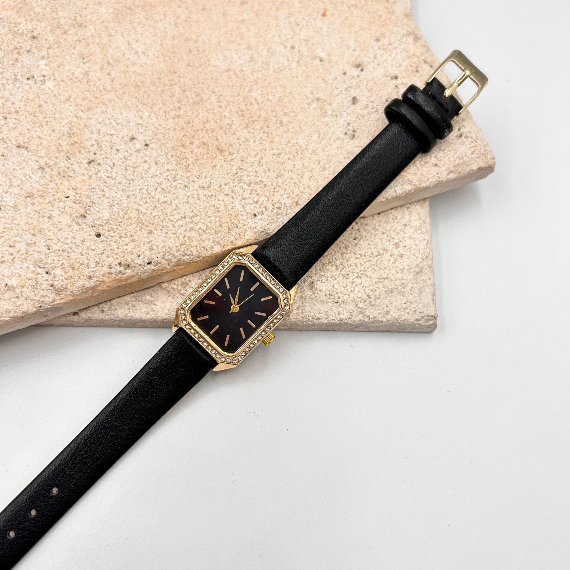 Zirkon Taşlı Köşeli Siyah Saat