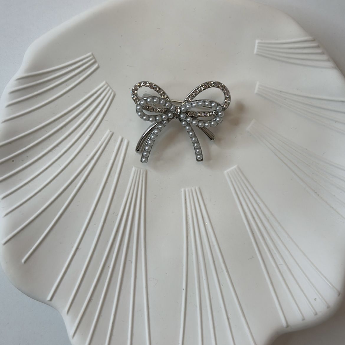 Özel Seri Taşlı İncili Fiyonk Broş (GÜMÜŞ)