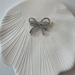 Özel Seri Taşlı İncili Fiyonk Broş (GÜMÜŞ)