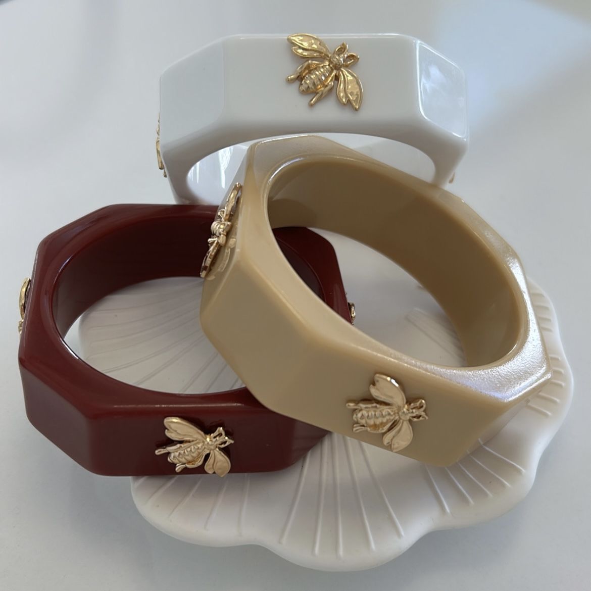 Arı Detaylı Kemik Köşeli Bilezik (iç çapı 6cm) Bordo