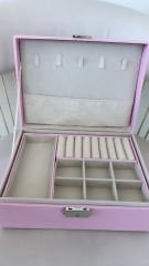 Deri Pembe Kaplamalı Kilitli Takı Kutusu 17x23x6 cm