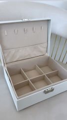 Deri Krem Kaplamalı Kilitli Takı Kutusu 17x23x6 cm